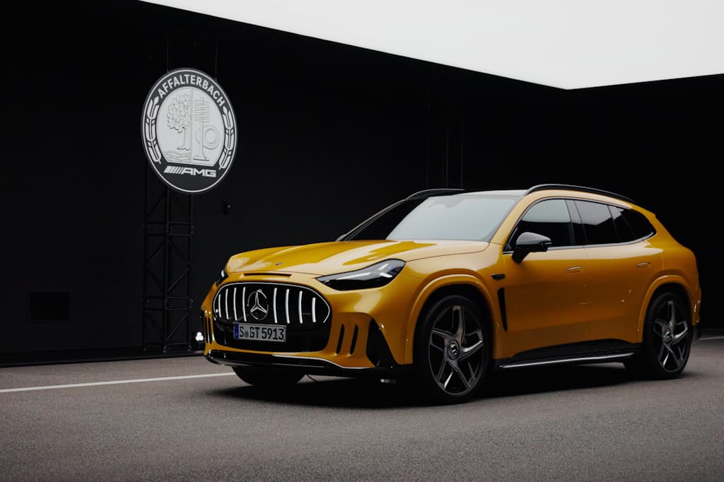 Mercedes-AMG GT SUV vor dem AMG-Gebäude in Affalterbach